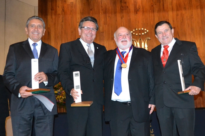 don-julian-cueva-pardo-recibe-la-medalla-san-marcelino-champagnat