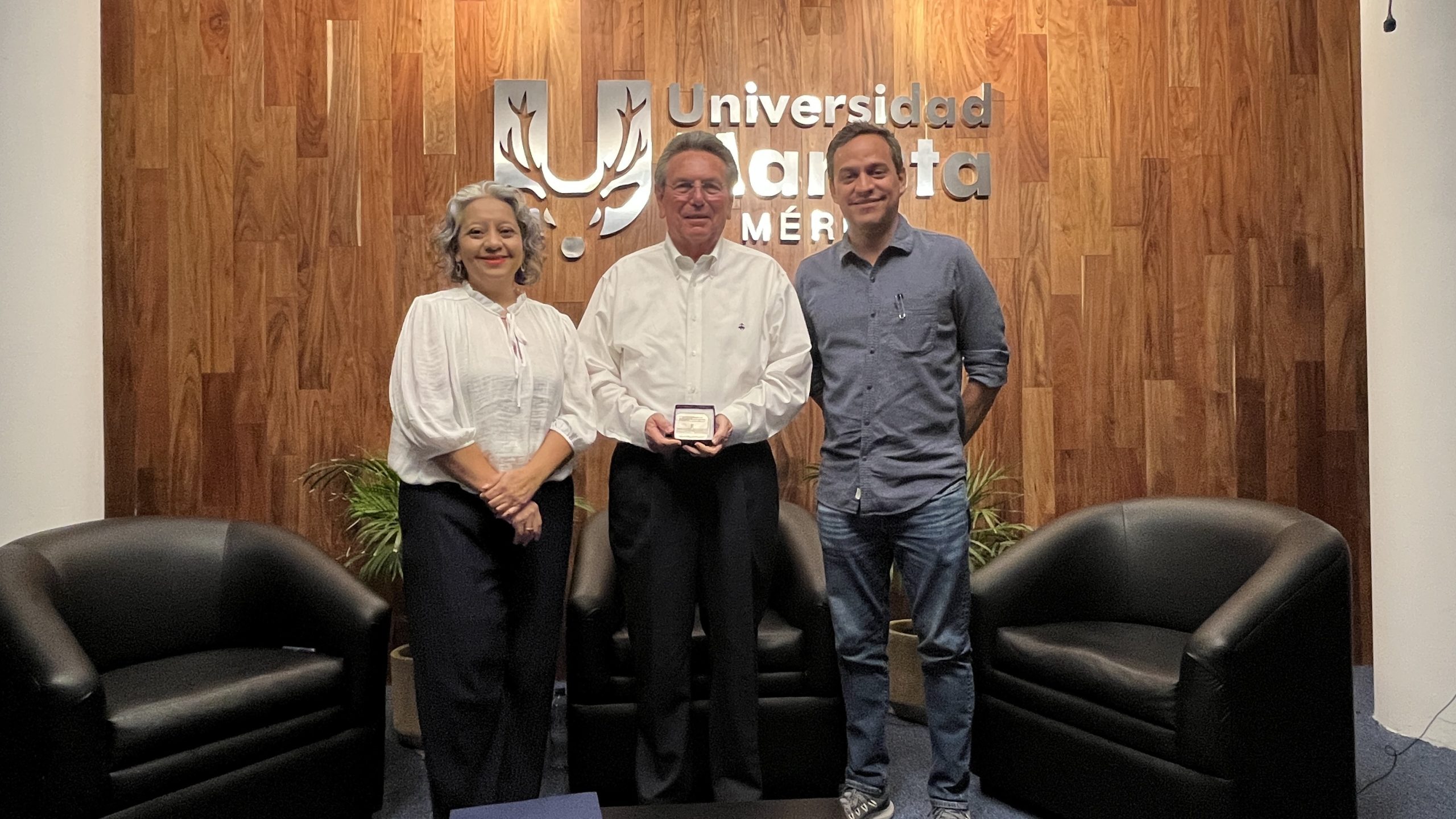 el-arquitecto-mario-peniche-lopez-recibe-el-premio-nacional-a-la-produccion-arquitectonica-e-impacto-a-la-ensenanza-jose-villagran-otorgado-por-la-asinea