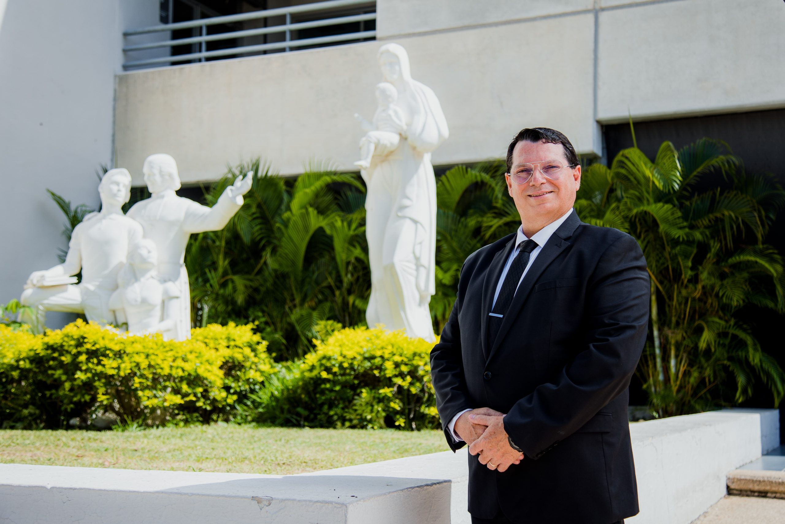 el-maestro-ermilo-echeverria-castellanos-asume-oficialmente-el-cargo-de-rector-de-la-universidad