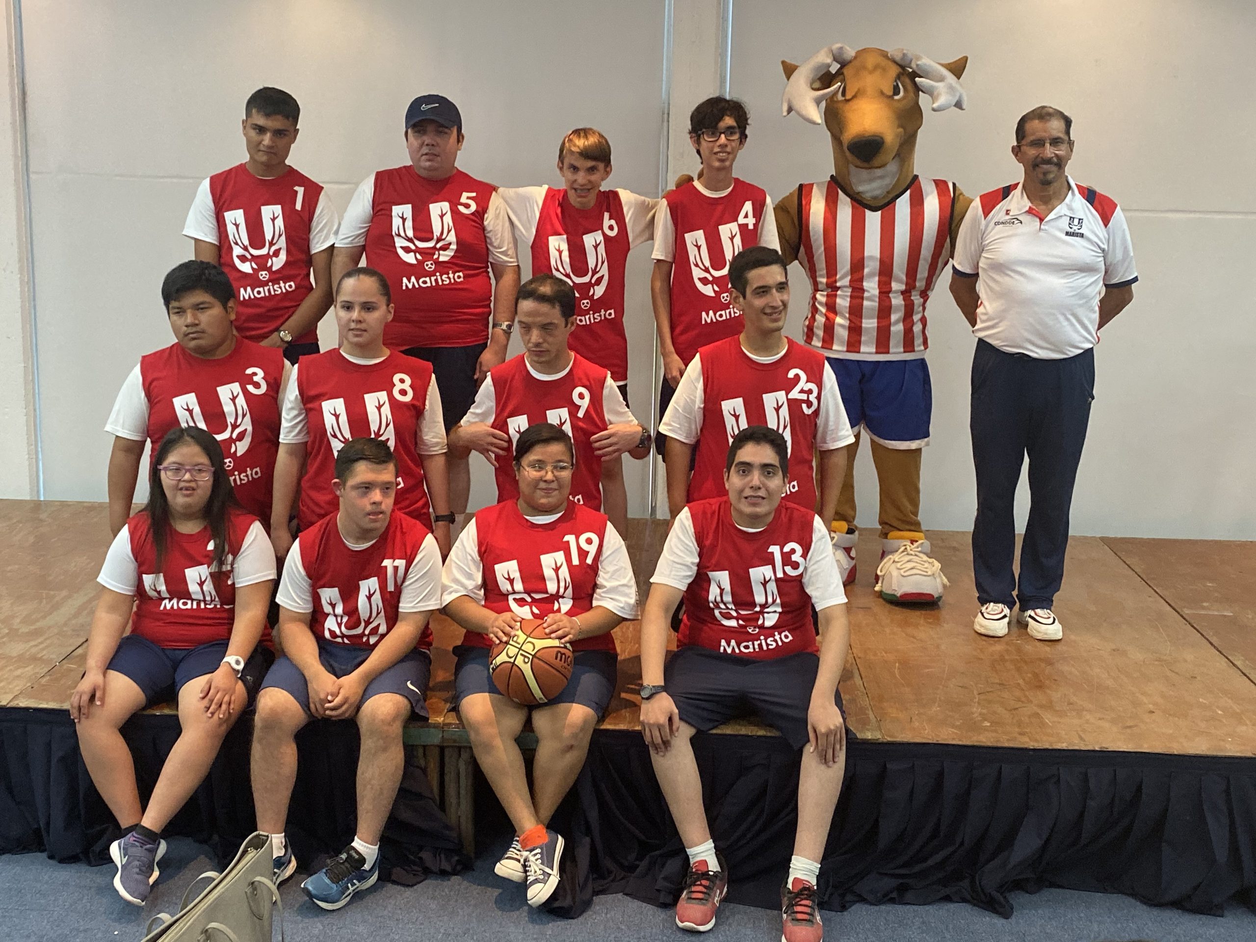 emotiva-presentacion-del-equipo-de-basquetbol-rayas