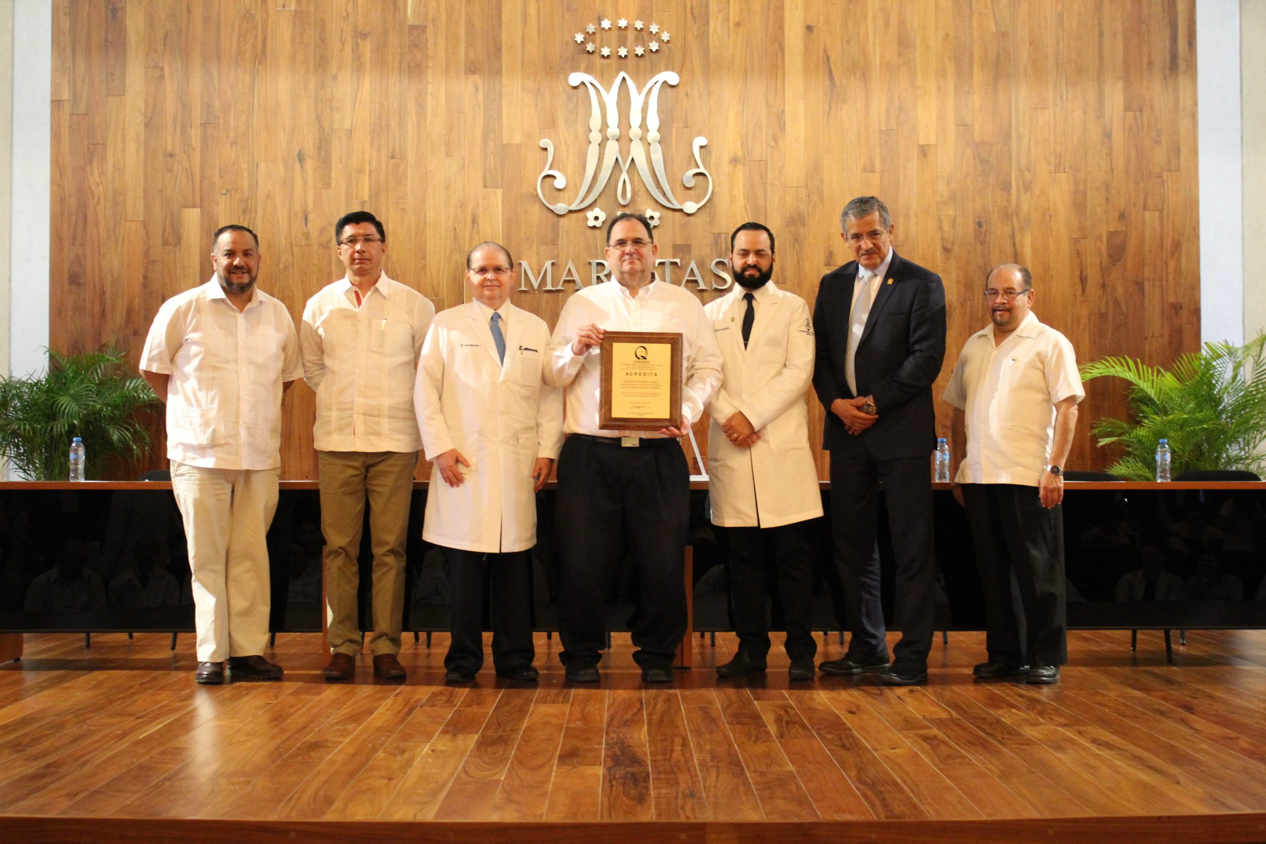 entrega-oficial-de-la-acreditacion-a-la-licenciatura-en-medico-cirujano