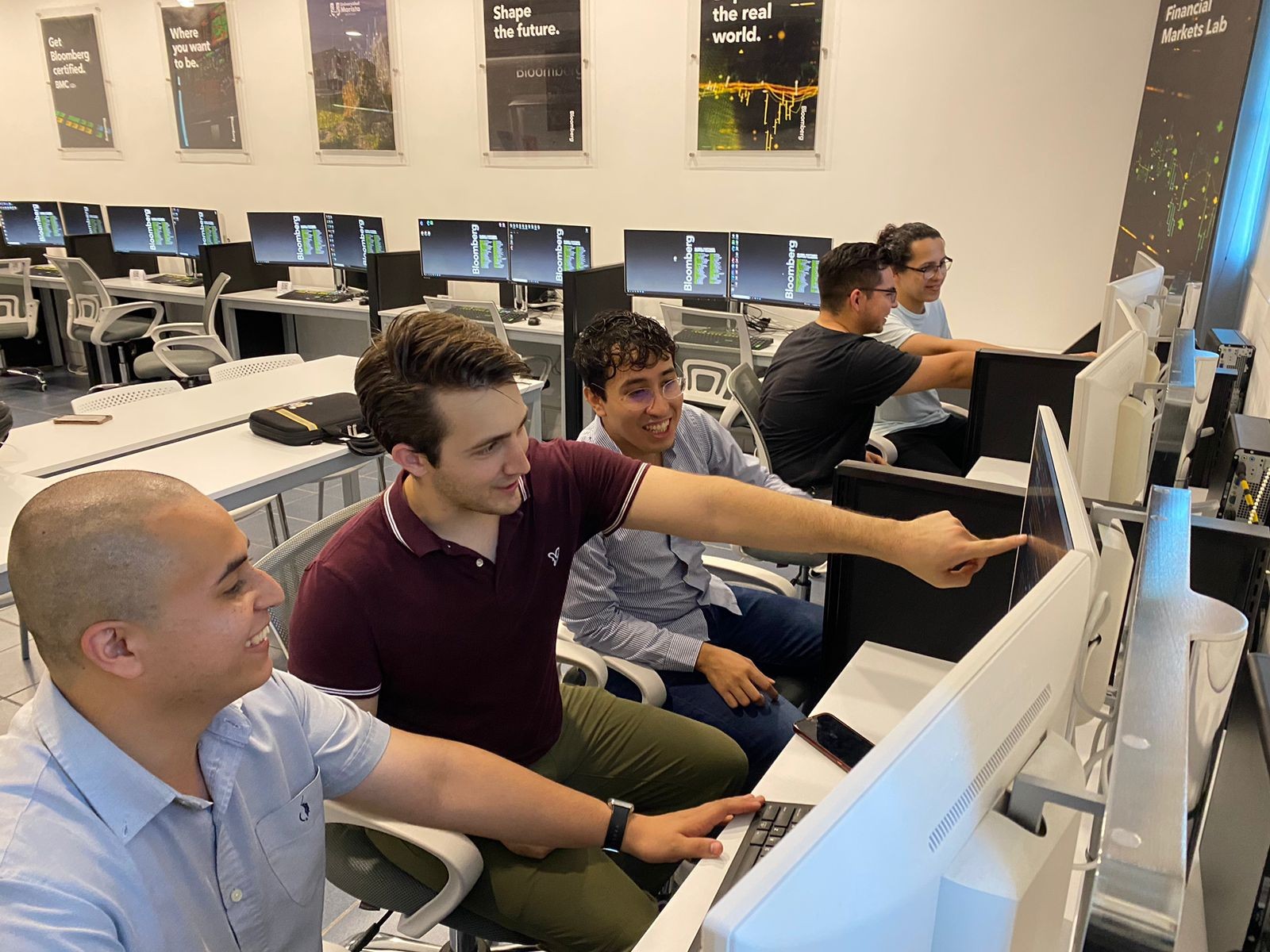 equipo-de-contaduria-campeon-de-america-del-sur-y-central-del-bloomberg-global-trading-challenge-2022