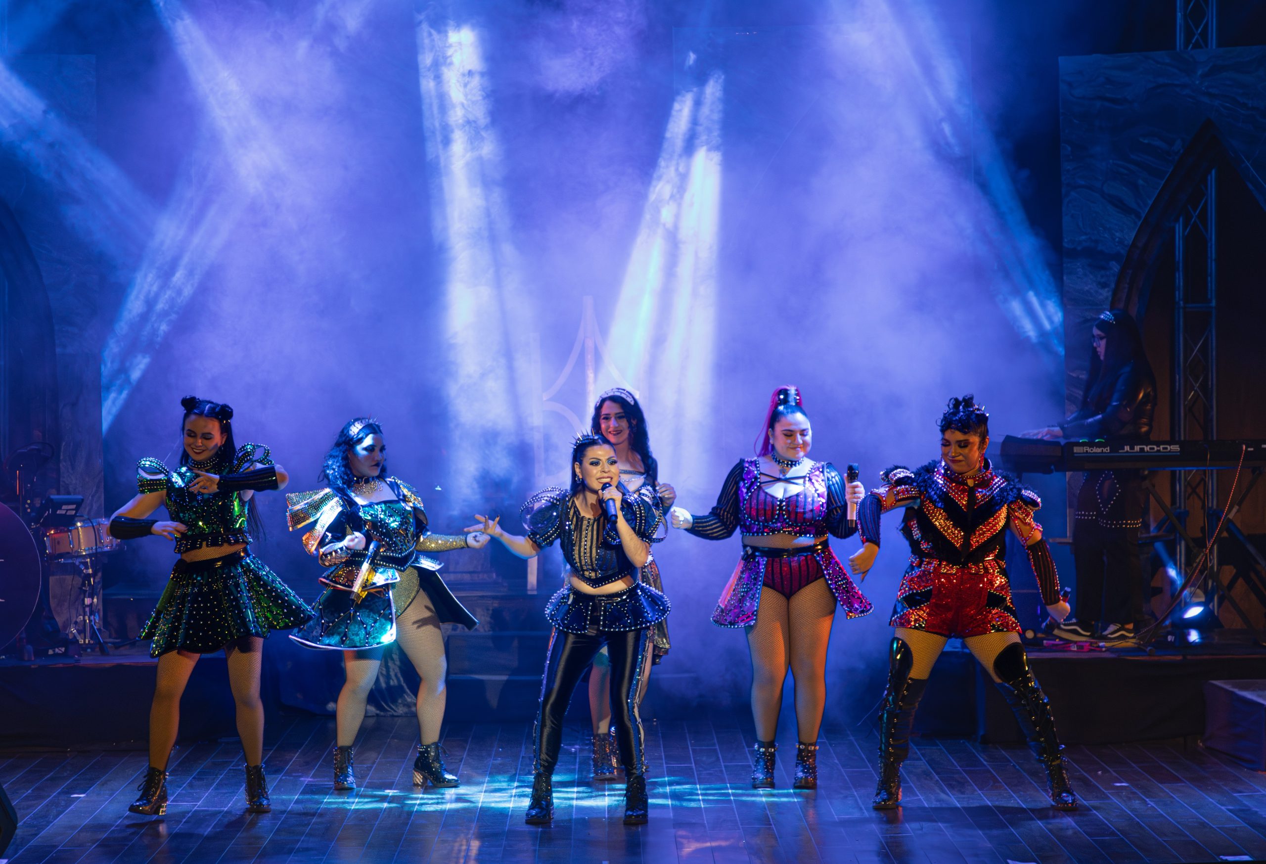 exito-total-del-tributo-a-six-el-musical-talento-energia-y-espiritu-marista-sobre-el-escenario