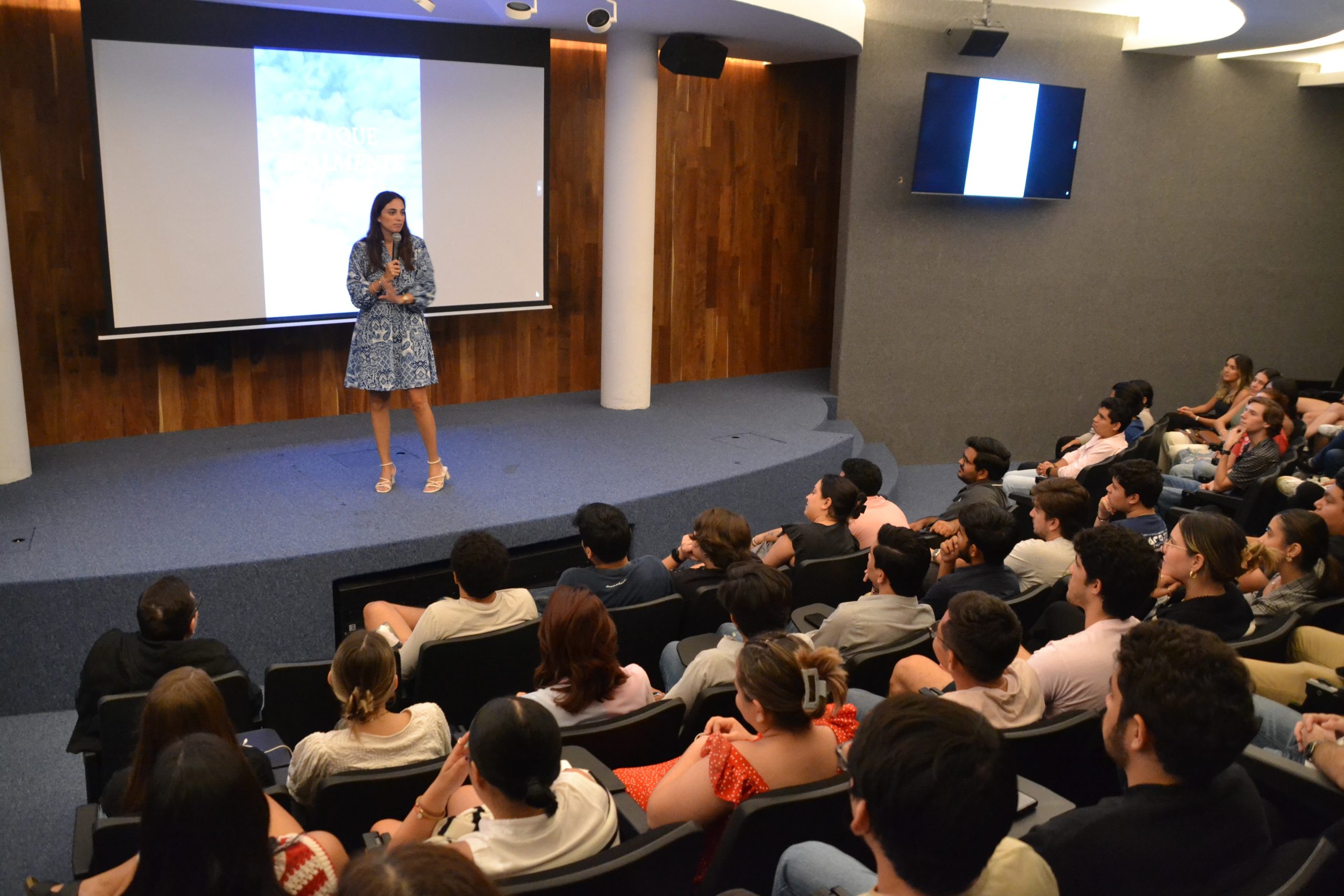 presentacion-del-libro-lo-que-realmente-importa-de-lorena-mier-y-teran-medina-egresada-de-administracion