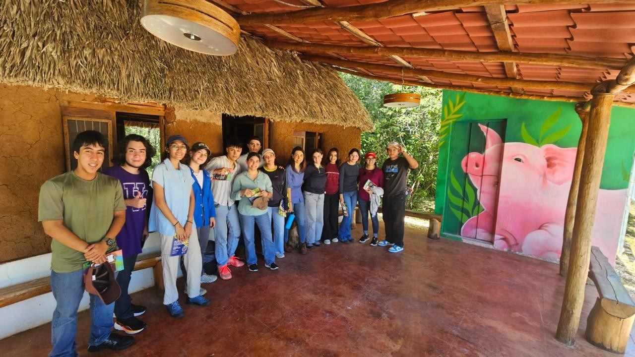 produccion-y-sostenibilidad-de-la-mano-estudiantes-de-primer-semestre-de-recursos-naturales-visitan-granja-porcicola-en-kinchil
