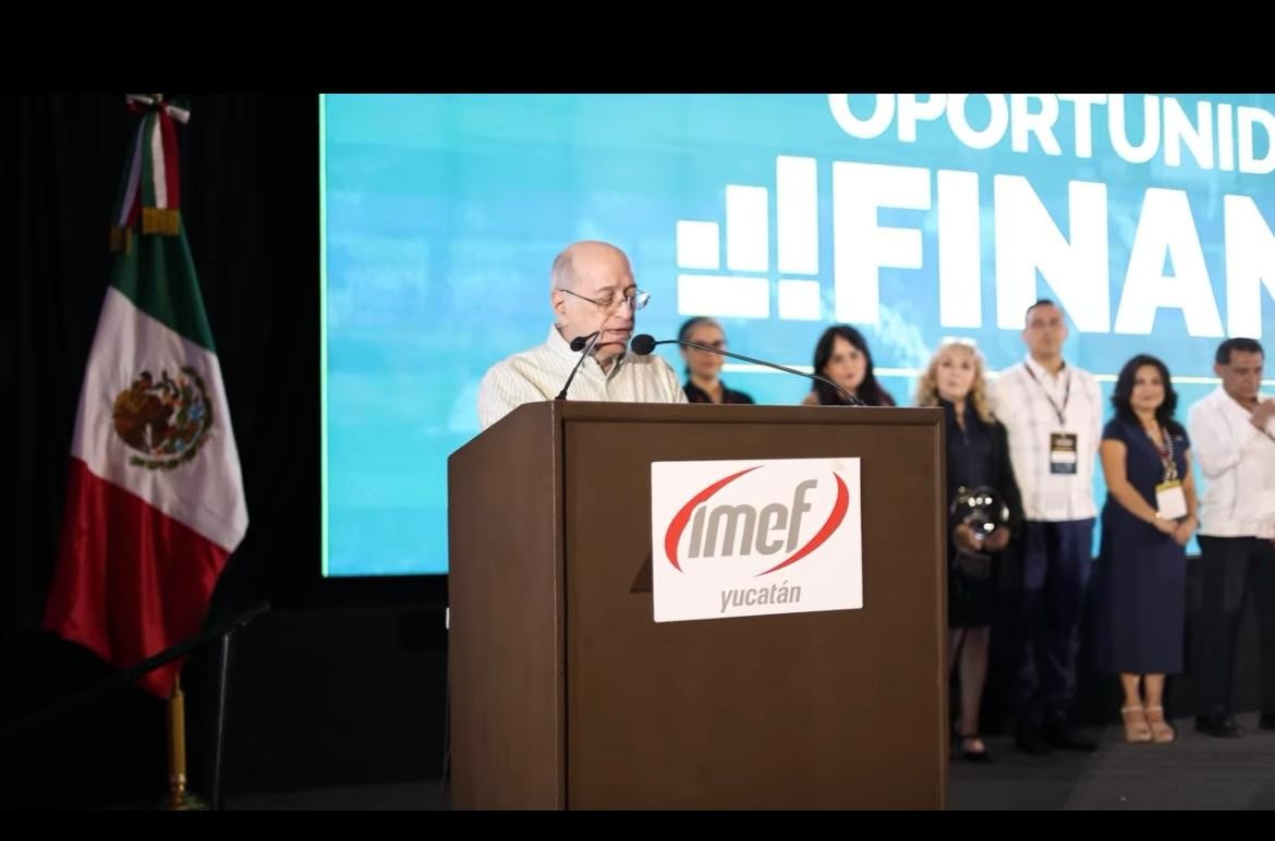 reconocimiento-al-dr-alvaro-jose-molina-medina-con-el-premio-al-merito-academico-imef-yucatan-2025