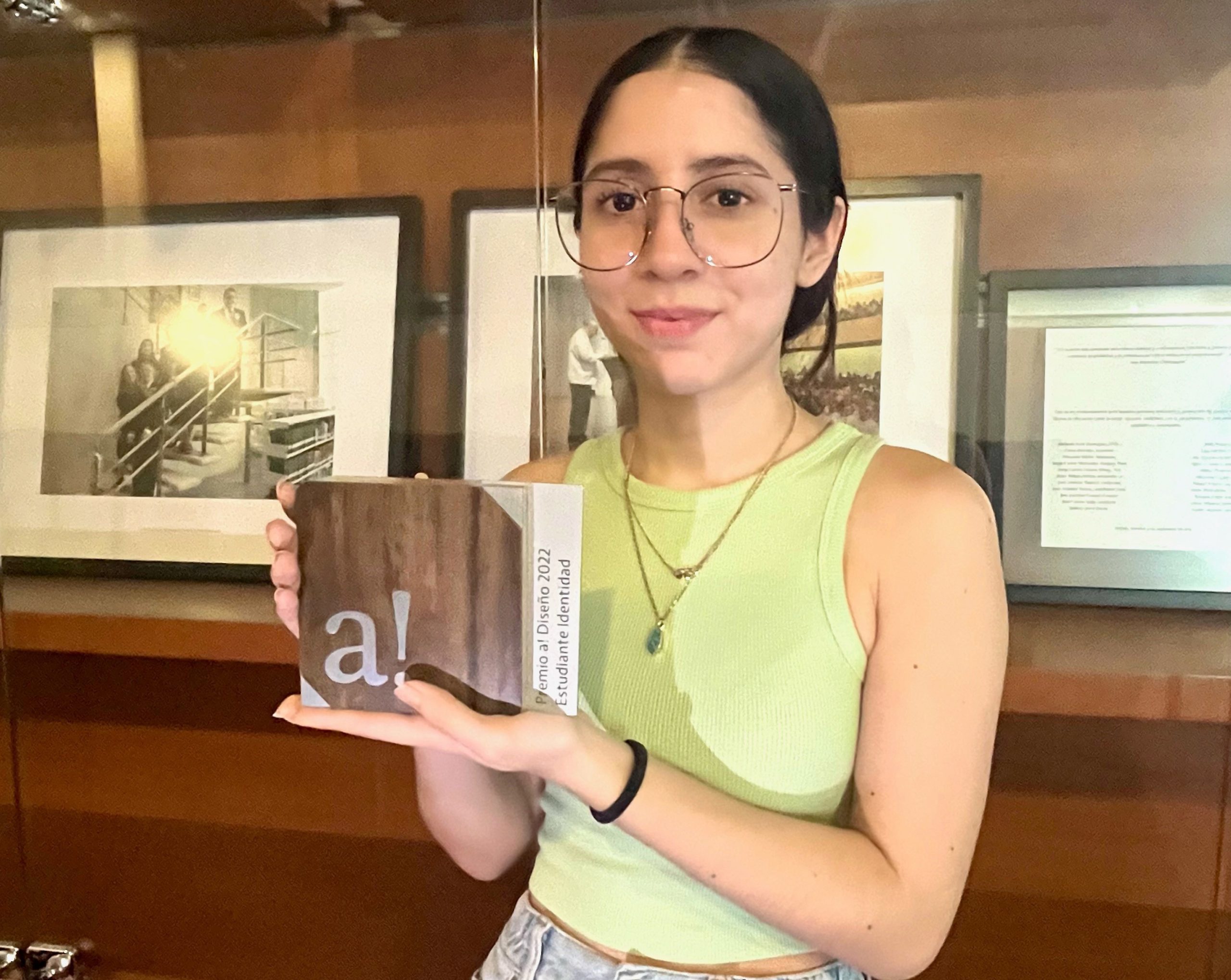 samantha-gonzalez-ramon-recibe-el-premio-a-diseno